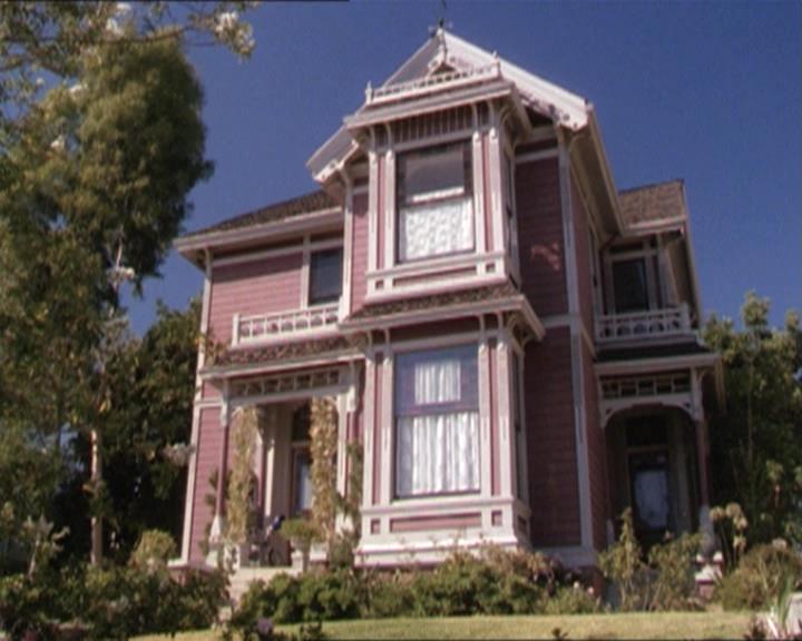 Charmed-Online-dot-215GiveMeASign0091.jpg