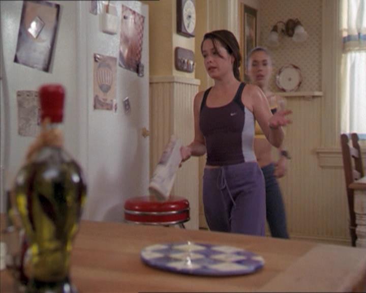 Charmed-Online-dot-215GiveMeASign0094.jpg