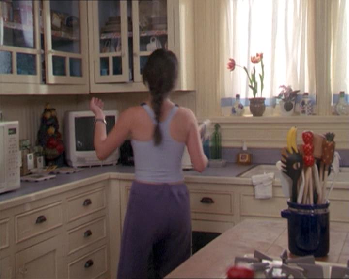 Charmed-Online-dot-215GiveMeASign0097.jpg