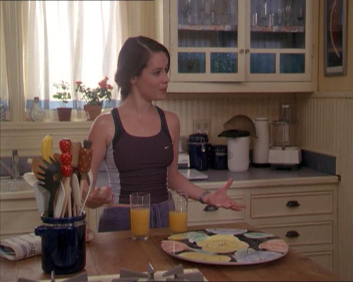 Charmed-Online-dot-215GiveMeASign0118.jpg
