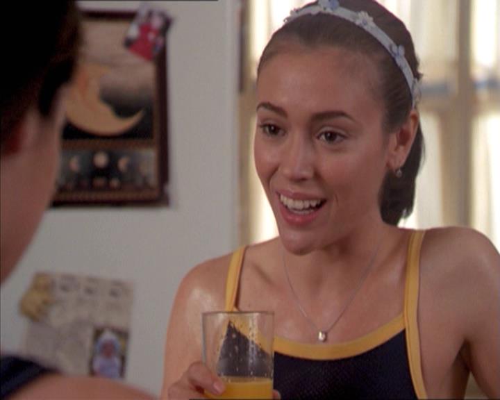 Charmed-Online-dot-215GiveMeASign0137.jpg