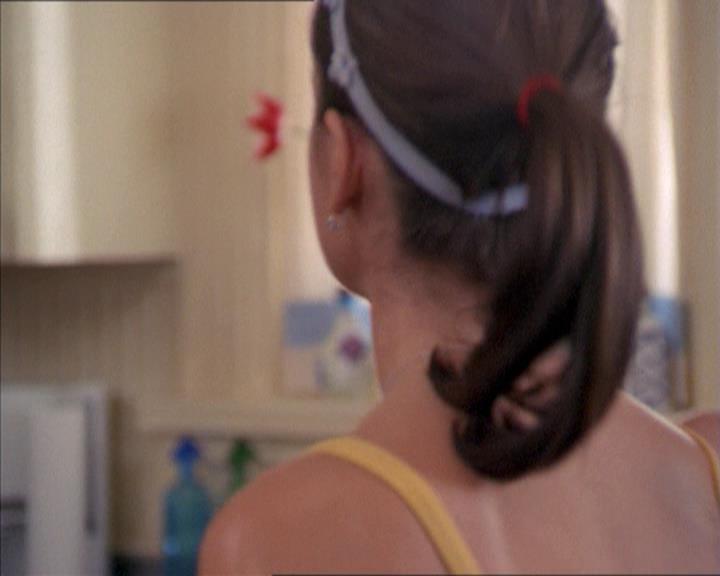 Charmed-Online-dot-215GiveMeASign0164.jpg