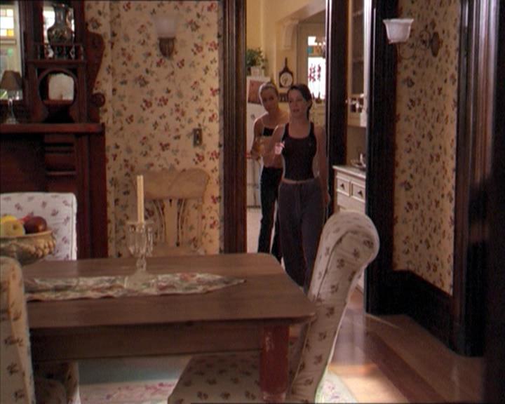 Charmed-Online-dot-215GiveMeASign0167.jpg