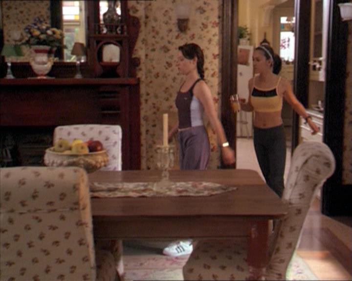Charmed-Online-dot-215GiveMeASign0168.jpg