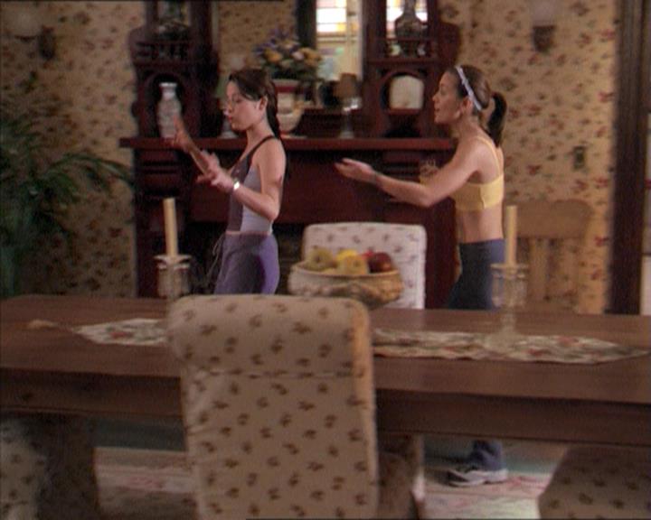 Charmed-Online-dot-215GiveMeASign0169.jpg
