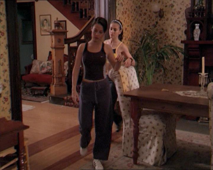 Charmed-Online-dot-215GiveMeASign0177.jpg
