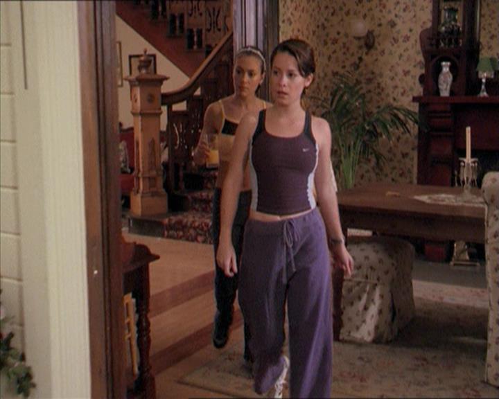 Charmed-Online-dot-215GiveMeASign0178.jpg