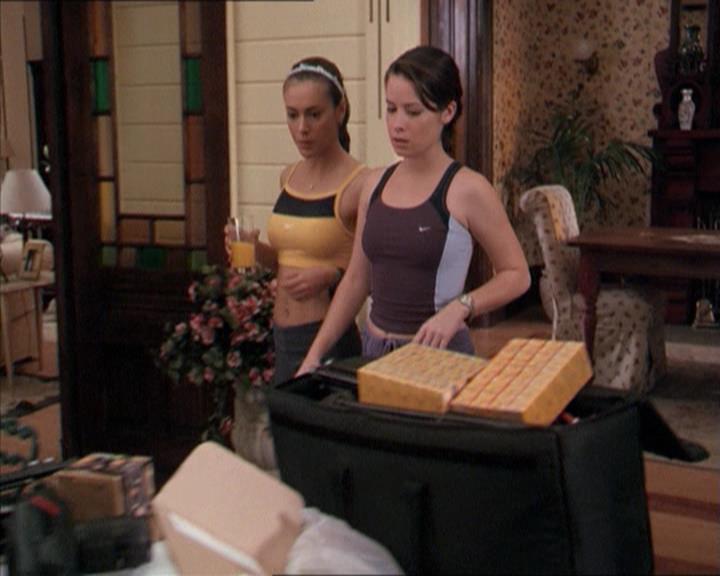 Charmed-Online-dot-215GiveMeASign0180.jpg
