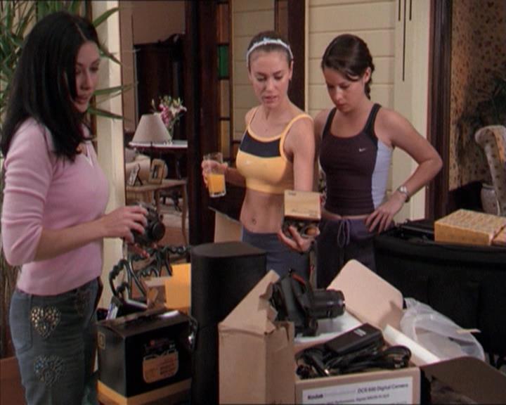 Charmed-Online-dot-215GiveMeASign0182.jpg