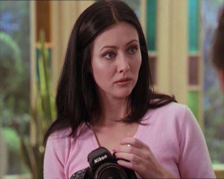 Charmed-Online-dot-215GiveMeASign0196.jpg
