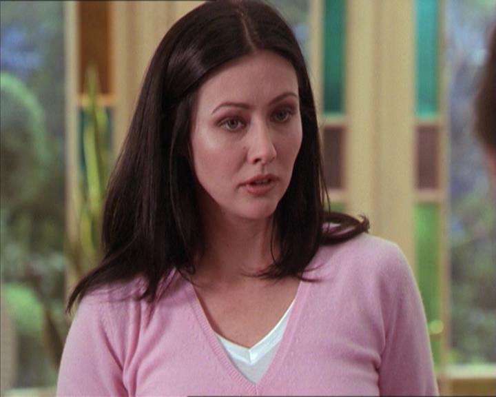 Charmed-Online-dot-215GiveMeASign0197.jpg