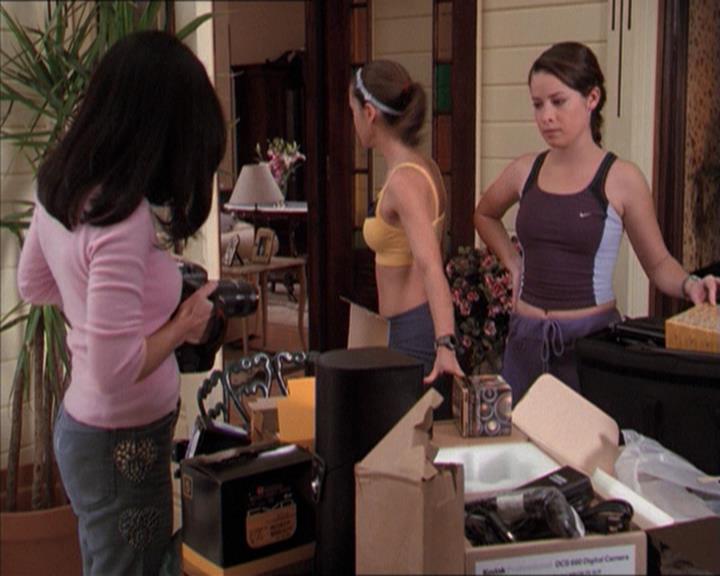 Charmed-Online-dot-215GiveMeASign0244.jpg