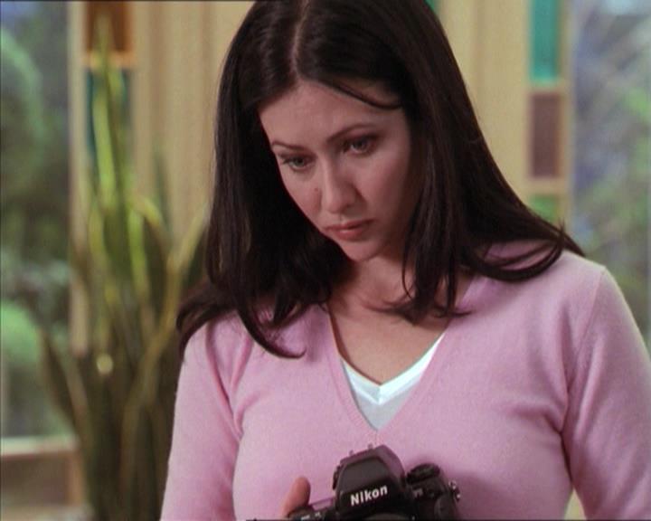 Charmed-Online-dot-215GiveMeASign0249.jpg