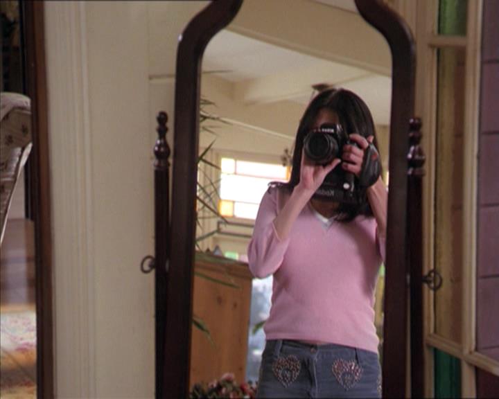 Charmed-Online-dot-215GiveMeASign0256.jpg