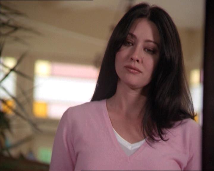 Charmed-Online-dot-215GiveMeASign0259.jpg