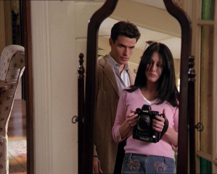 Charmed-Online-dot-215GiveMeASign0285.jpg