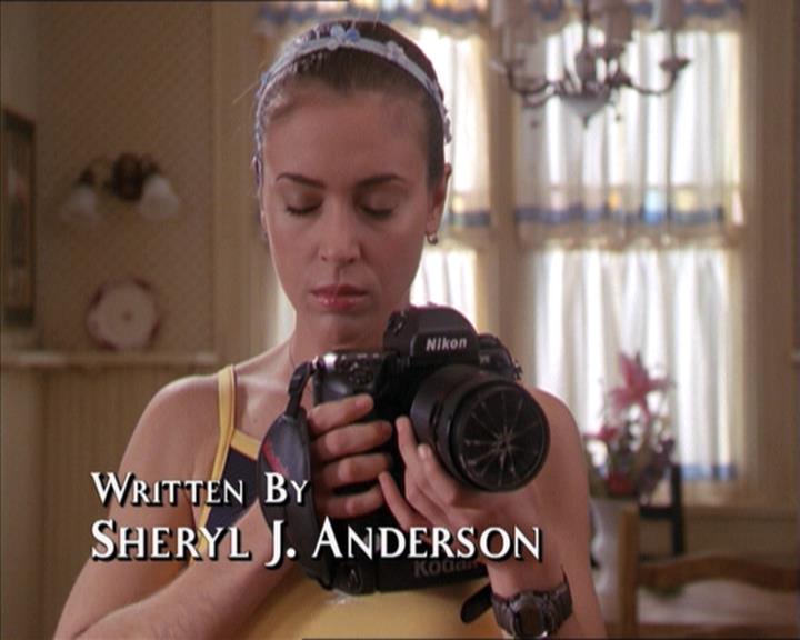 Charmed-Online-dot-215GiveMeASign0368.jpg