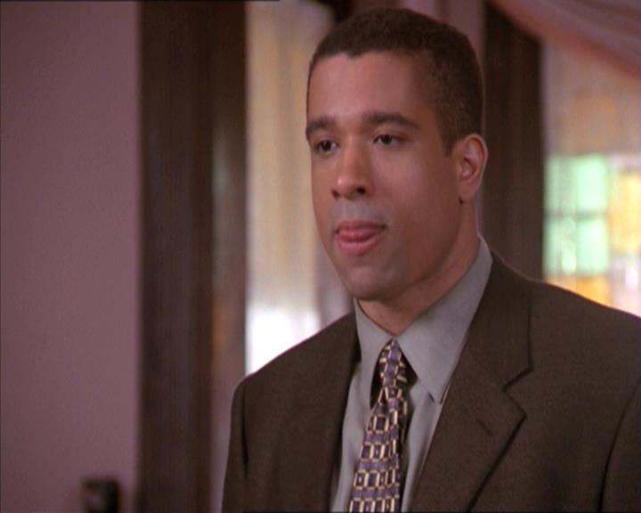 Charmed-Online-dot-215GiveMeASign0430.jpg