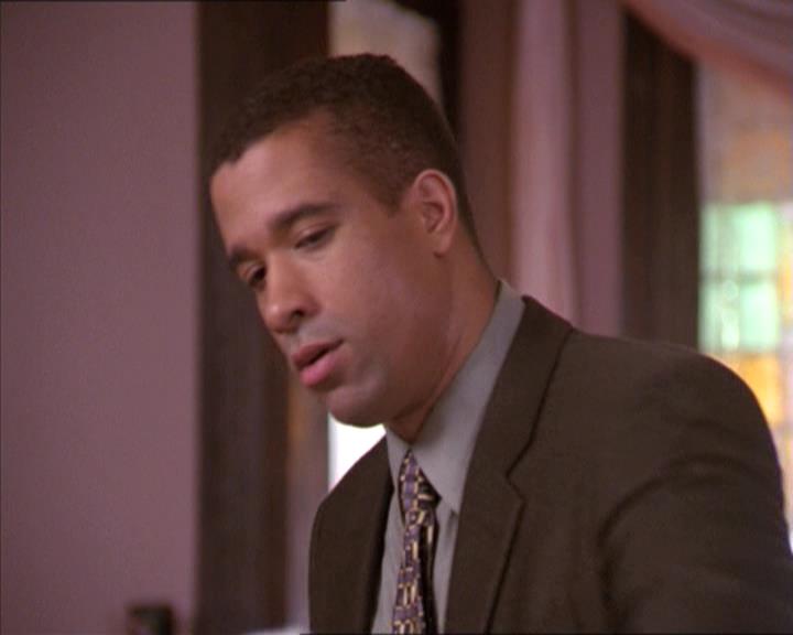 Charmed-Online-dot-215GiveMeASign0439.jpg