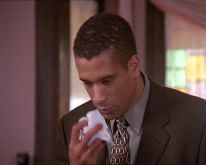 Charmed-Online-dot-215GiveMeASign0441.jpg