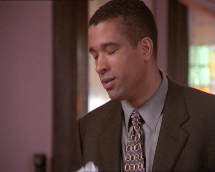 Charmed-Online-dot-215GiveMeASign0442.jpg