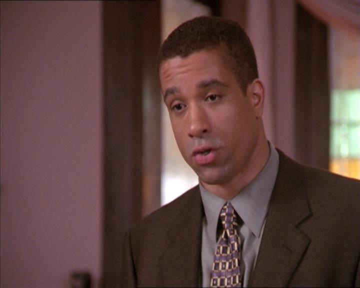 Charmed-Online-dot-215GiveMeASign0451.jpg