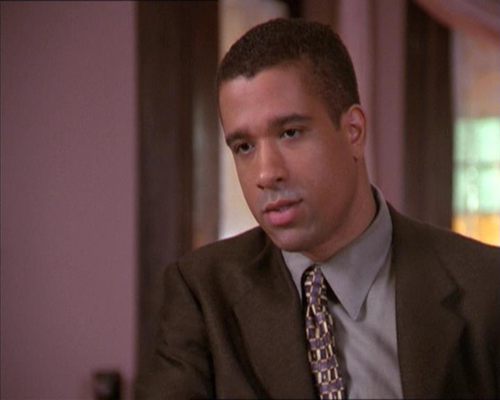 Charmed-Online-dot-215GiveMeASign0461.jpg