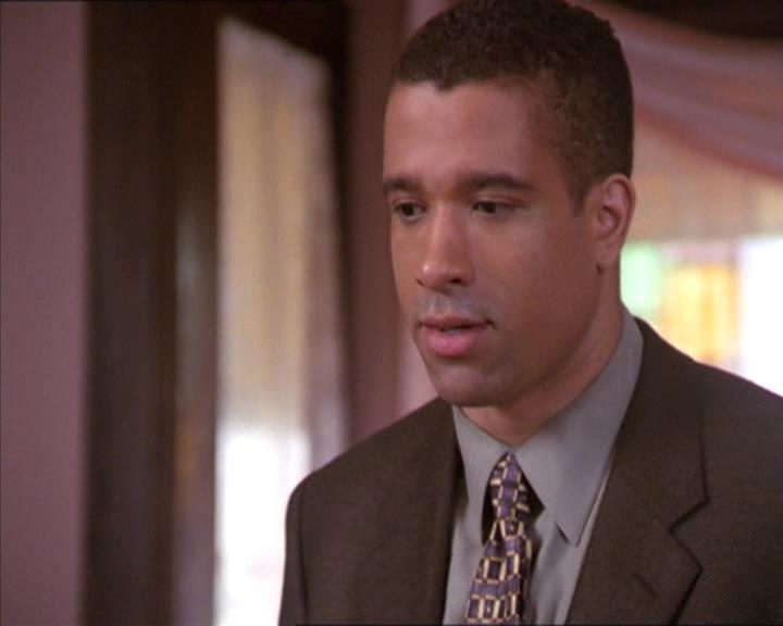 Charmed-Online-dot-215GiveMeASign0477.jpg