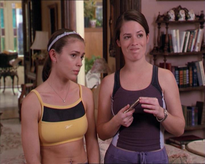 Charmed-Online-dot-215GiveMeASign0480.jpg