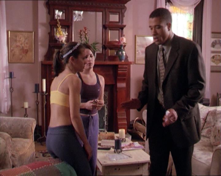 Charmed-Online-dot-215GiveMeASign0482.jpg