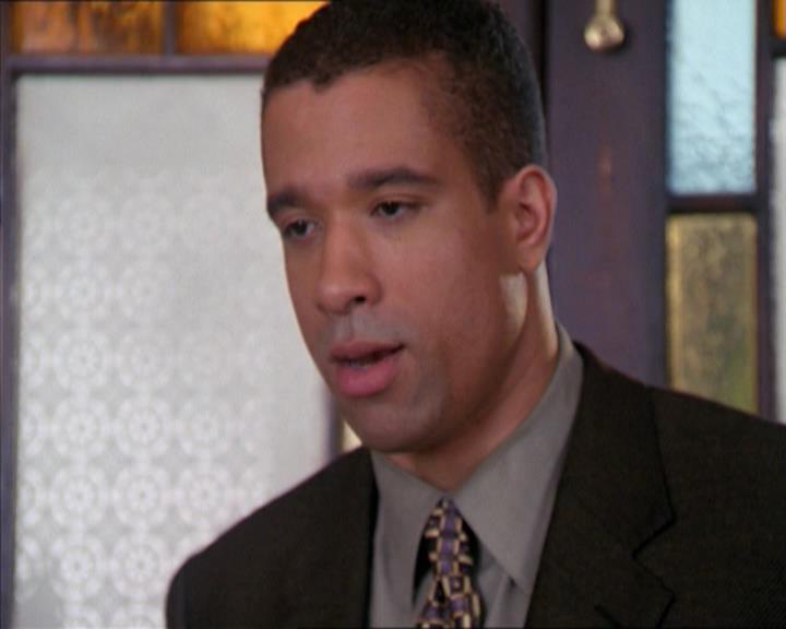 Charmed-Online-dot-215GiveMeASign0492.jpg