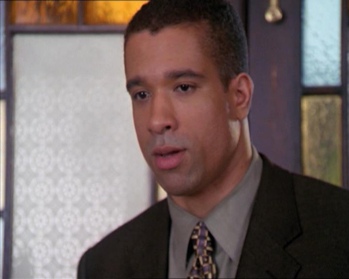 Charmed-Online-dot-215GiveMeASign0493.jpg