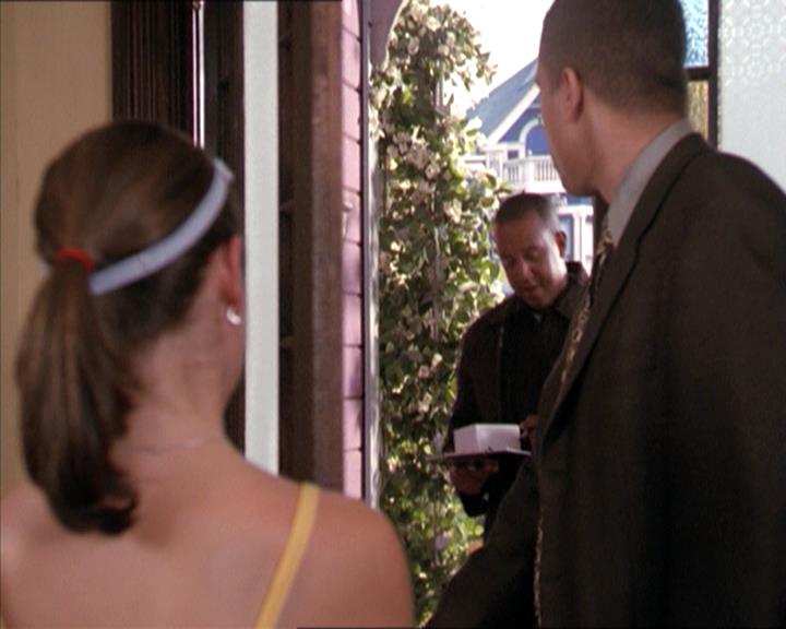 Charmed-Online-dot-215GiveMeASign0500.jpg