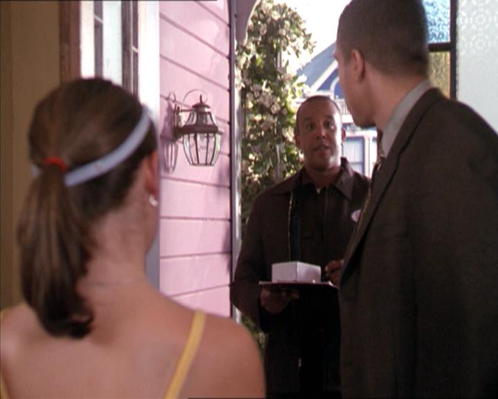 Charmed-Online-dot-215GiveMeASign0501.jpg