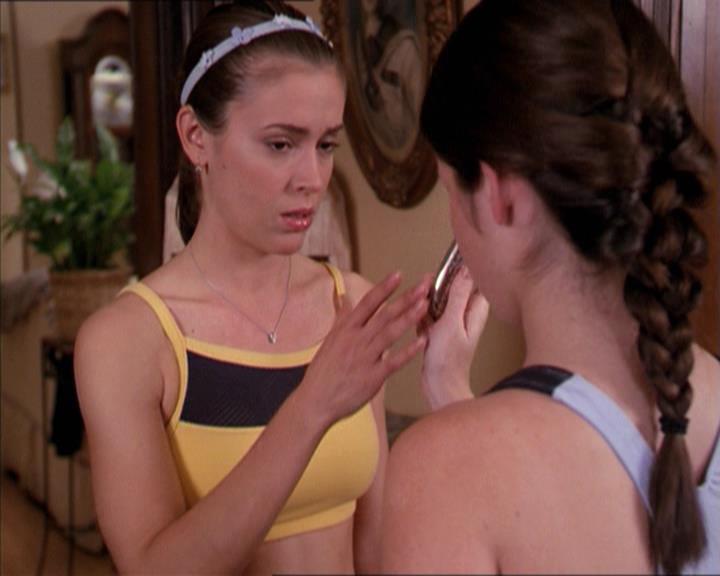 Charmed-Online-dot-215GiveMeASign0549.jpg