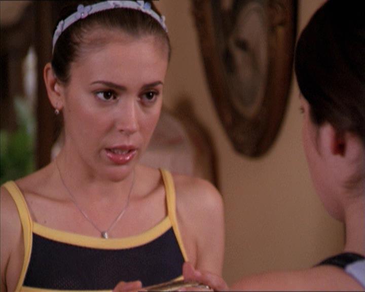 Charmed-Online-dot-215GiveMeASign0559.jpg