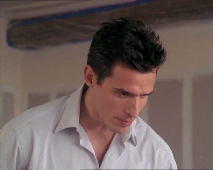 Charmed-Online-dot-215GiveMeASign0593.jpg