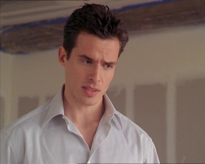 Charmed-Online-dot-215GiveMeASign0633.jpg