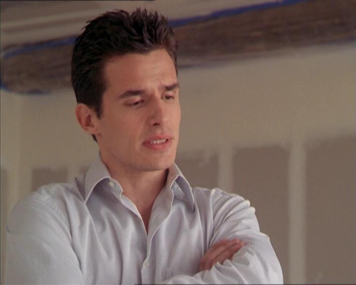 Charmed-Online-dot-215GiveMeASign0635.jpg