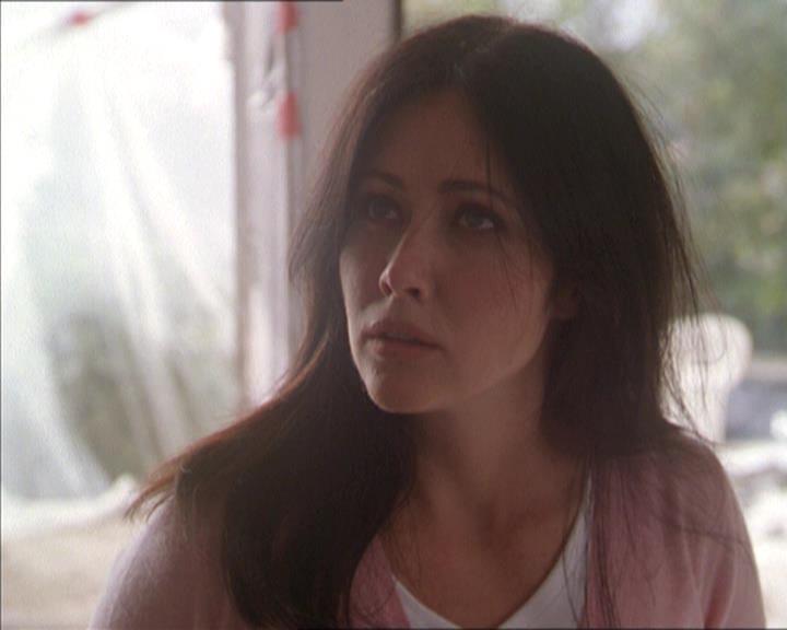 Charmed-Online-dot-215GiveMeASign0640.jpg