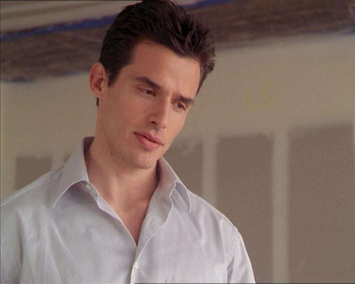 Charmed-Online-dot-215GiveMeASign0655.jpg