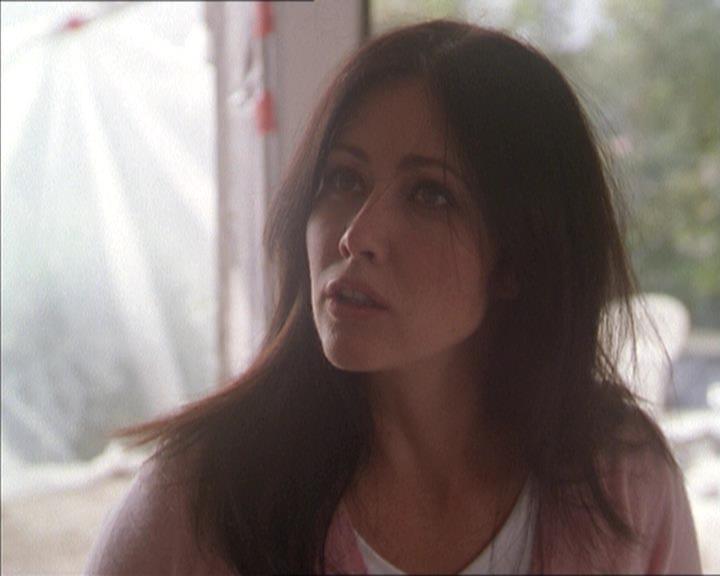 Charmed-Online-dot-215GiveMeASign0662.jpg