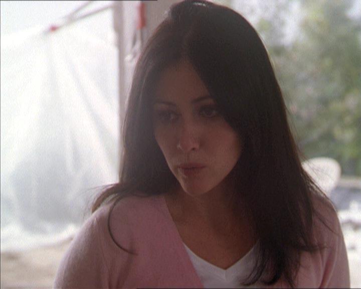 Charmed-Online-dot-215GiveMeASign0668.jpg