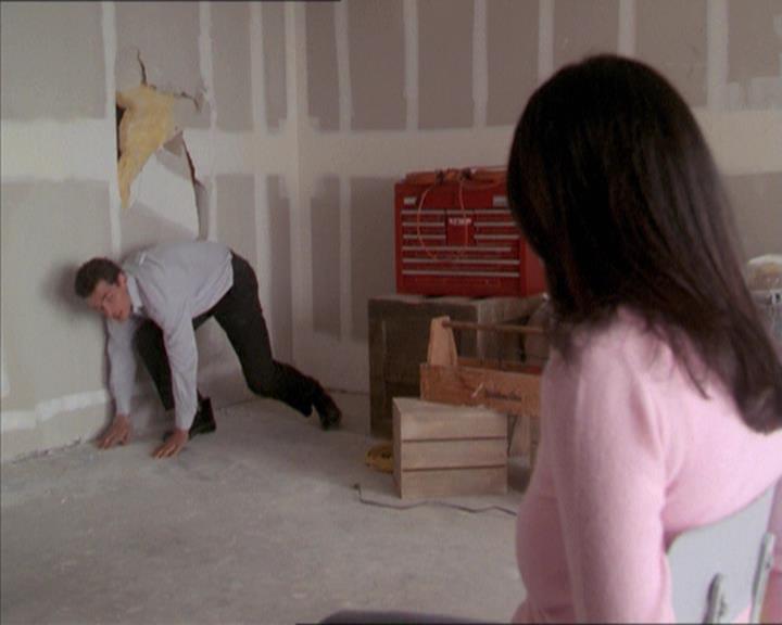Charmed-Online-dot-215GiveMeASign0669.jpg