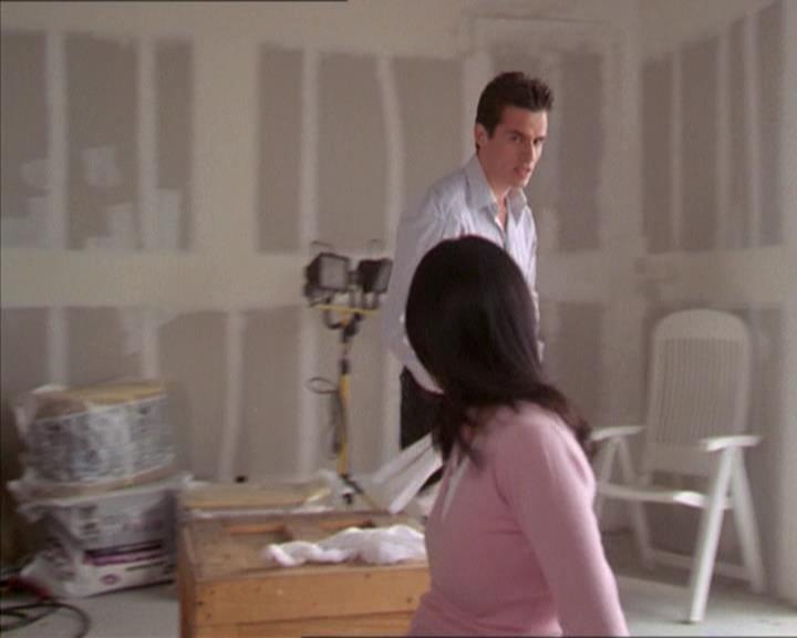 Charmed-Online-dot-215GiveMeASign0672.jpg