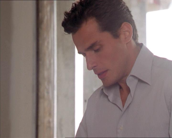 Charmed-Online-dot-215GiveMeASign0677.jpg