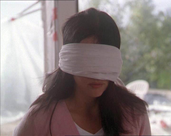 Charmed-Online-dot-215GiveMeASign0685.jpg