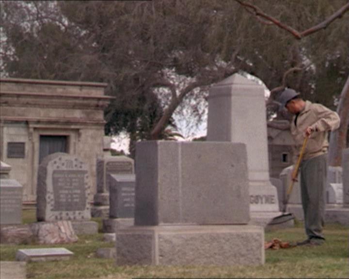 Charmed-Online-dot-215GiveMeASign0691.jpg