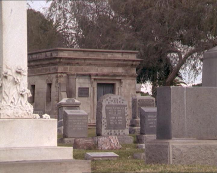 Charmed-Online-dot-215GiveMeASign0693.jpg