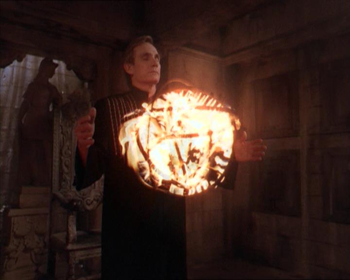 Charmed-Online-dot-215GiveMeASign0695.jpg